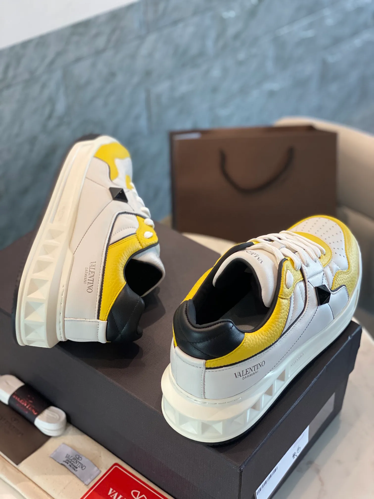 👟👟Ex-factory price 780👟👟 Valentino ONE STUD calfskin lace-up sneakers. Soft suede low-top sneakers, classic and versatile, couple's sneakers, special goods, worth buying! A pair of simple shoes with unique details will save you from the difficulty of dressing. OneStud sneakers, with quilted plaid and oversized rivets, create an eye-catching punk style and get rid of the heavy feeling of this season's clothing. U👟👟Ex-factory price raise calfskin derby shoes, with exquisite leather construction and simple silhouette, smooth lines set the tone of coolness, they are a versatile item in the wardrobe. There are more Valentino boutique shoes waiting for you to unlock! It’s time to get the shoes you’ve been coveting for a long time! Officially on sale 7,+++ - Seven straps, decorated with metallic rubber effect. Decoration on the back and tongue. Size 35-44.